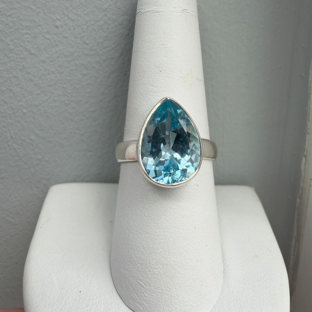 NWT 10x14mm faceted pear cut blue topaz solitaire ring in sterling silver!